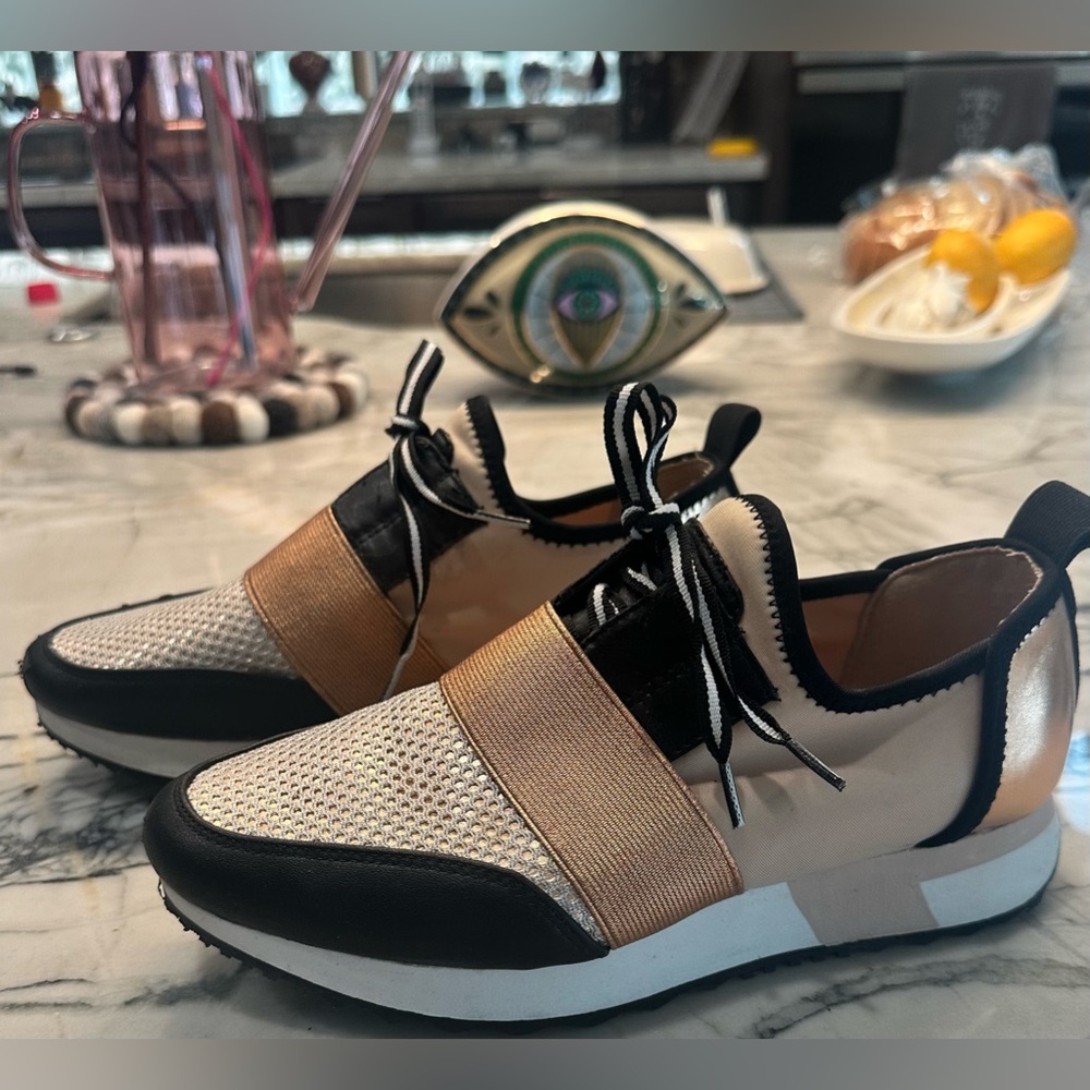 Steve Madden sneakers. Rare size 7.